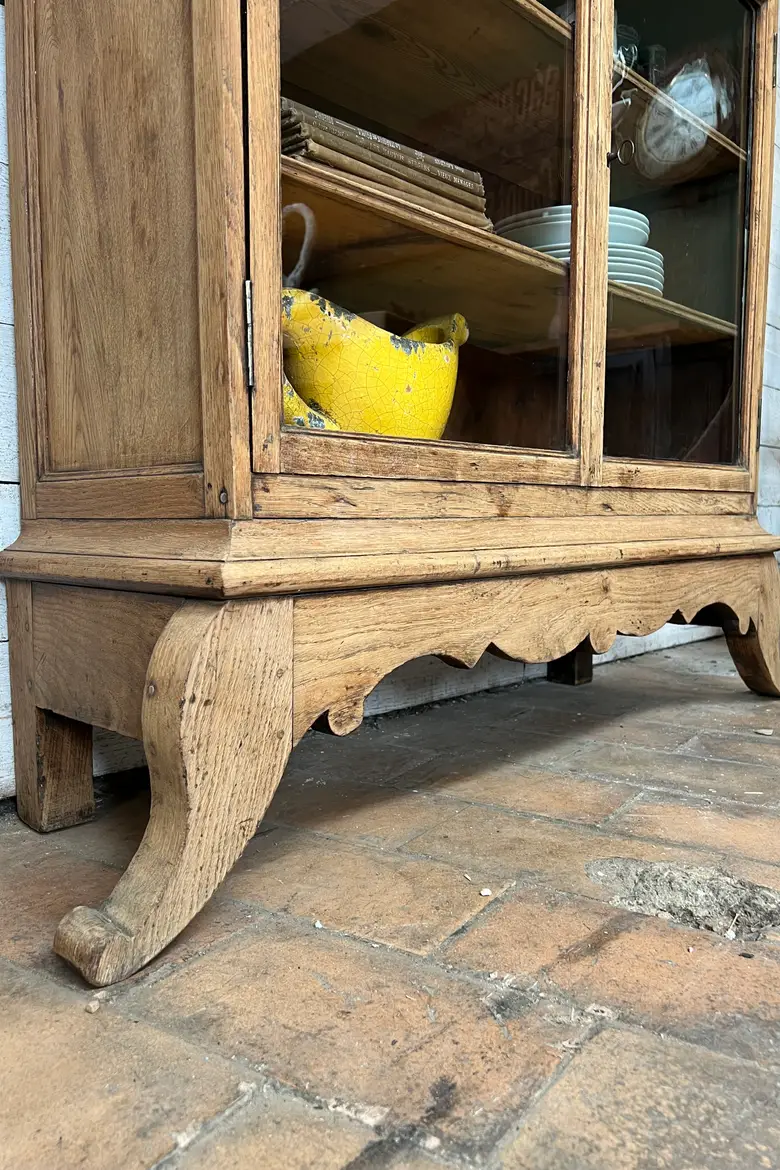 Petite vitrine en chêne de style Louis XV