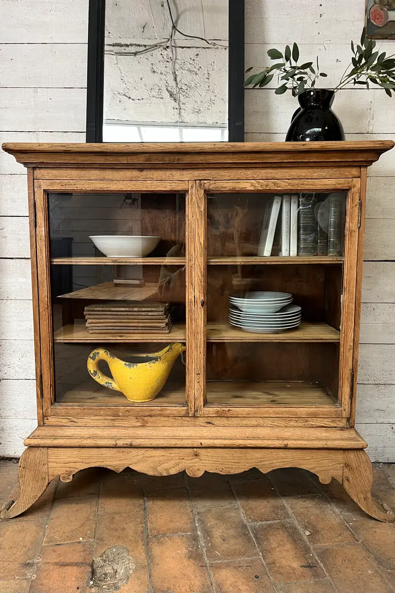 Petite vitrine en chêne de style Louis XV