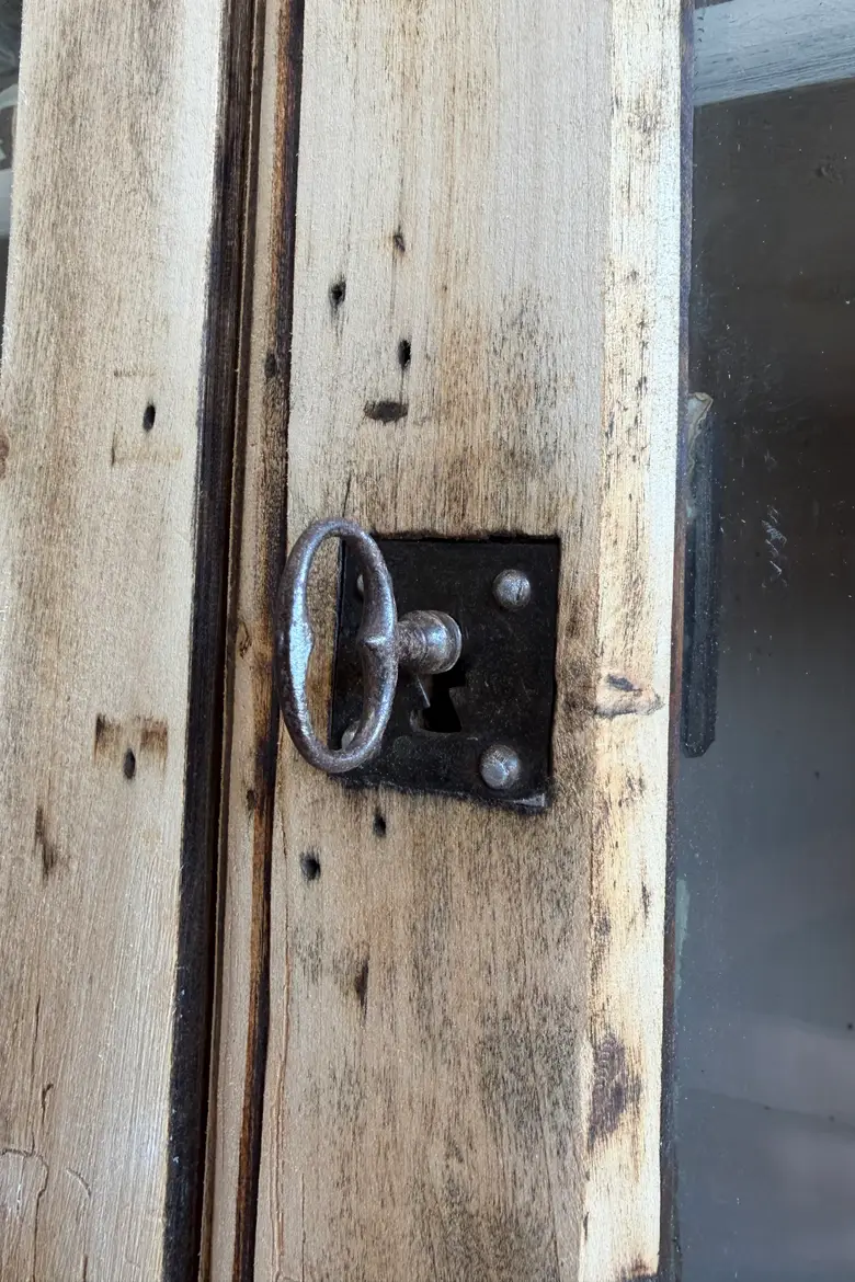 Petite vitrine en peuplier – XIXe