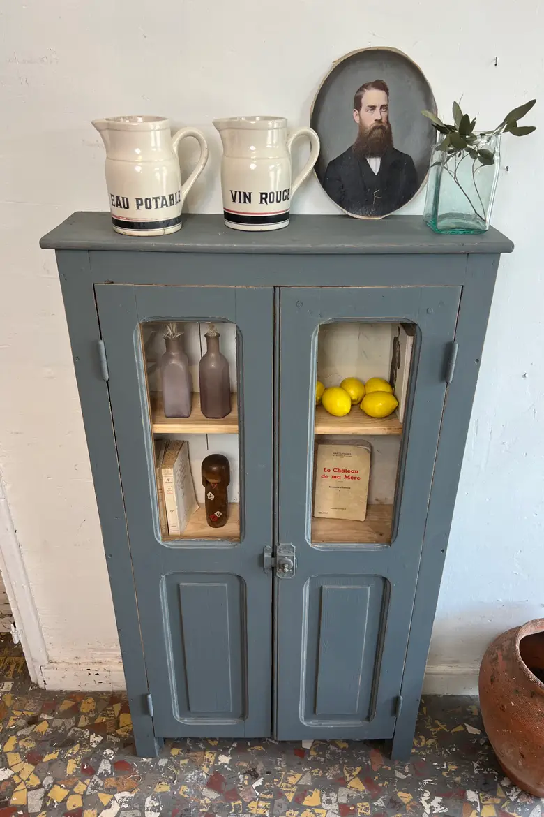 Petite vitrine en sapin peinte en gris