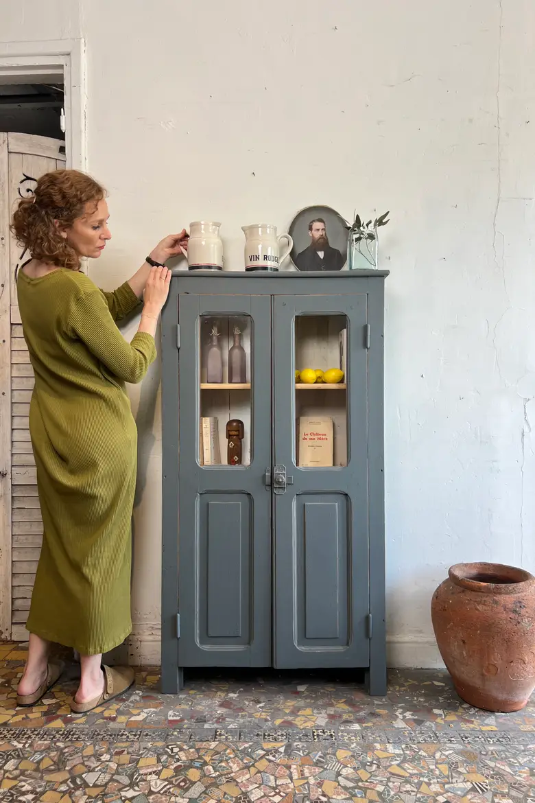 Petite vitrine en sapin peinte en gris