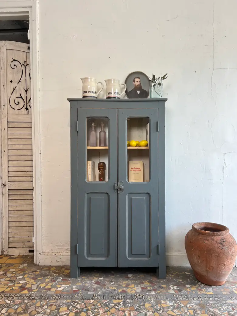 Petite vitrine en sapin peinte en gris