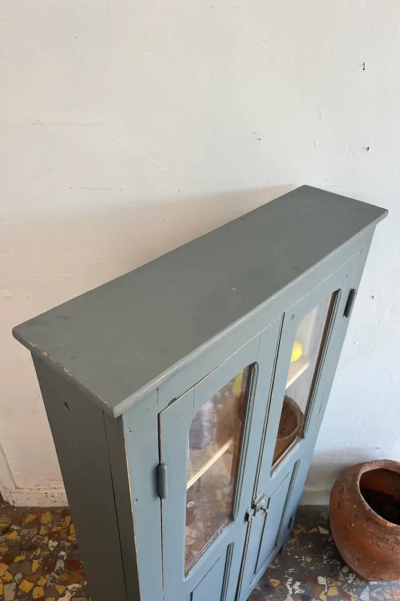 Petite vitrine en sapin peinte en gris
