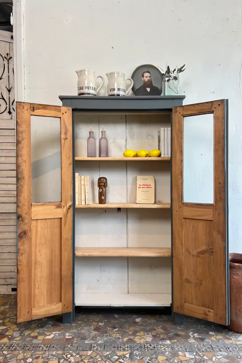Petite vitrine en sapin peinte en gris