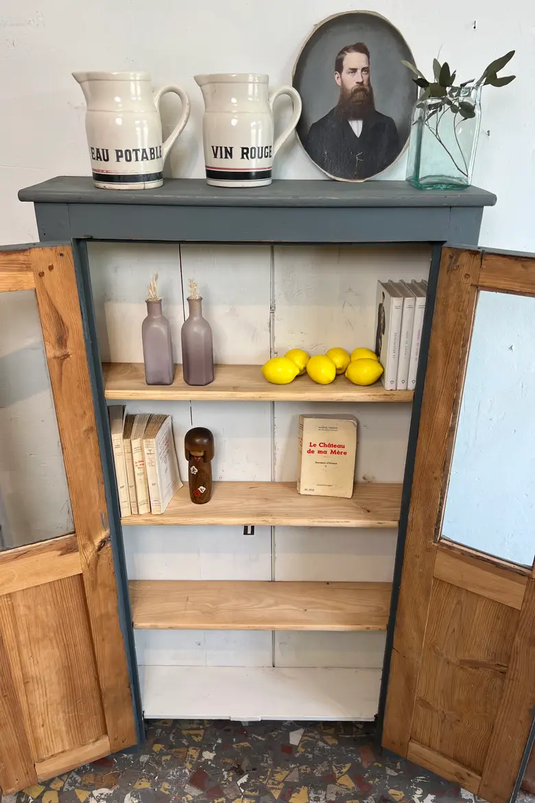 Petite vitrine en sapin peinte en gris