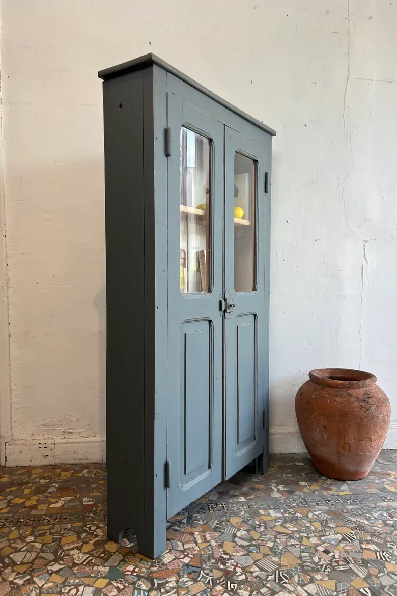 Petite vitrine en sapin peinte en gris