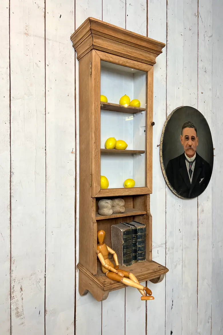 Petite vitrine murale début XXe