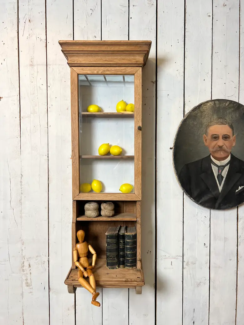 Petite vitrine murale début XXe