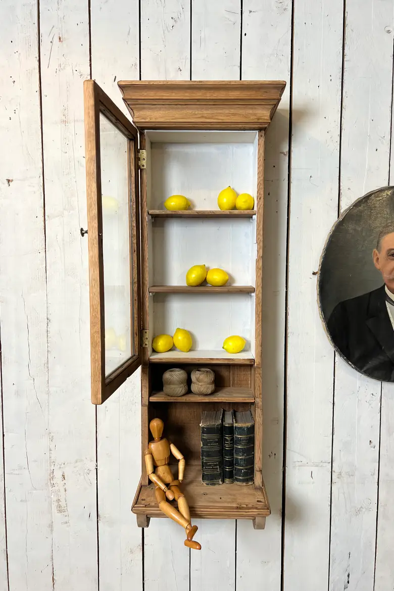 Petite vitrine murale début XXe