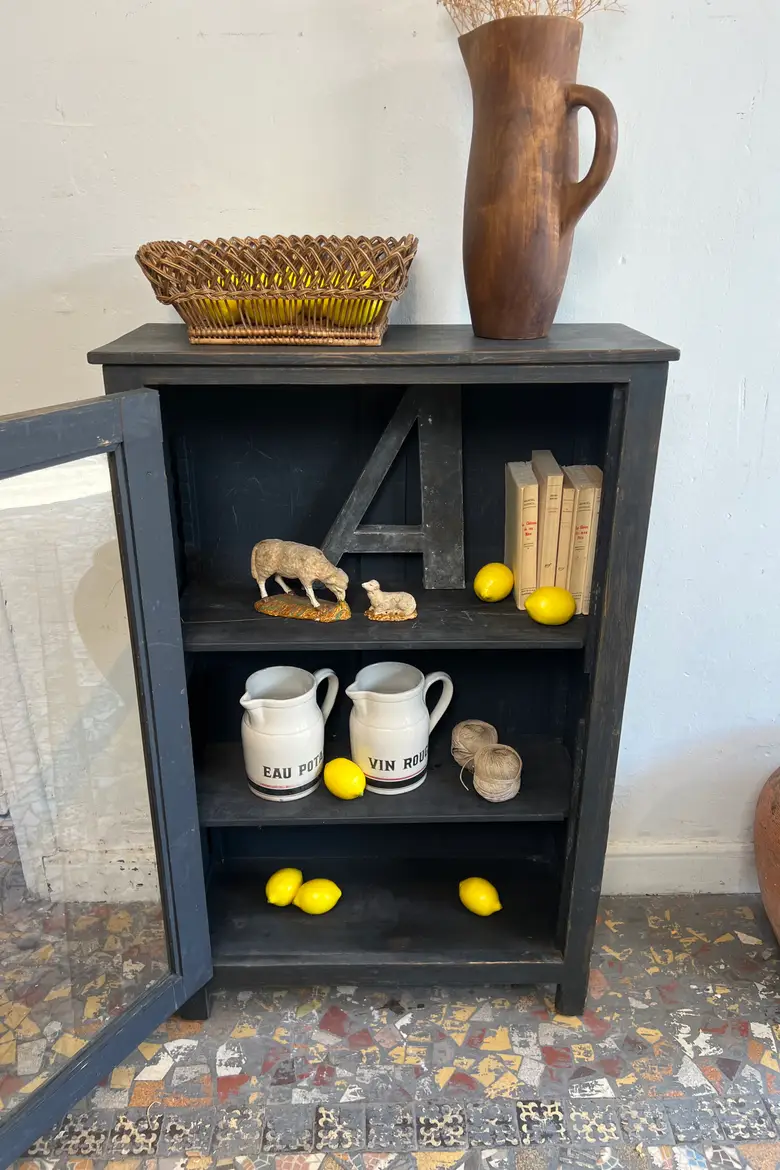 Petite vitrine noire