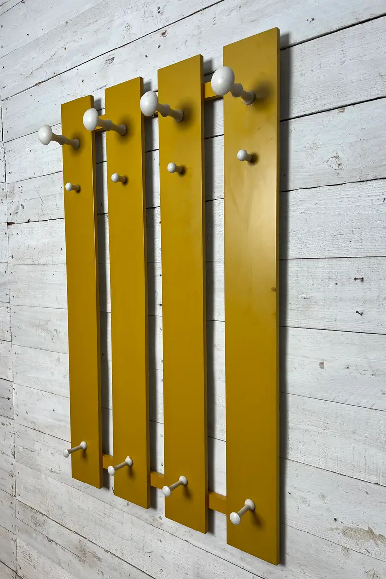 Porte-manteau vintage jaune
