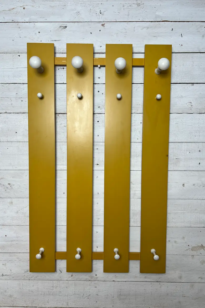 Porte-manteau vintage jaune