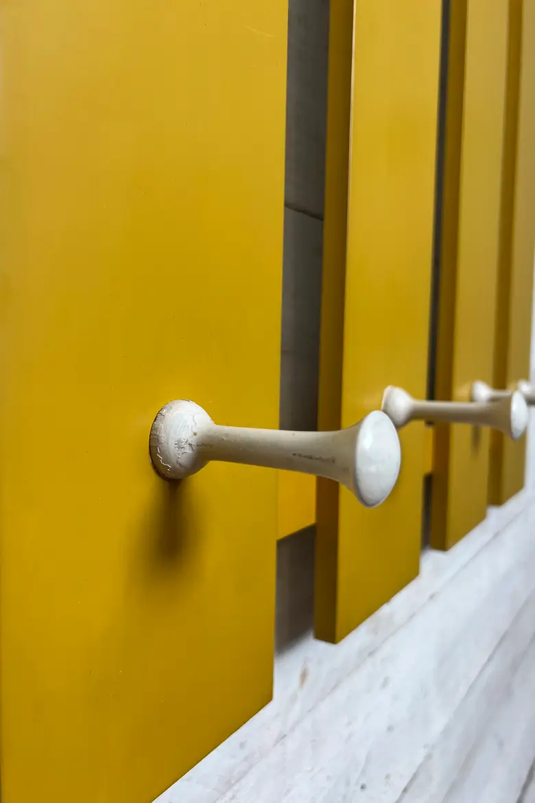 Porte-manteau vintage jaune