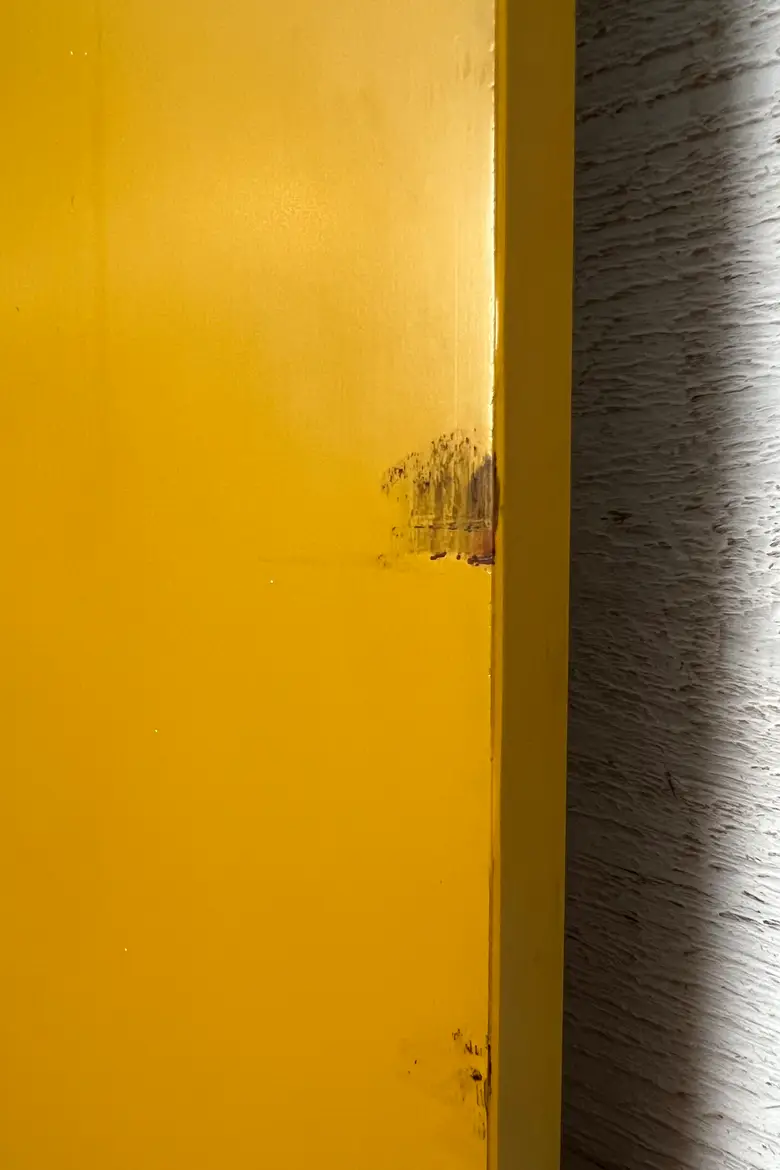 Porte-manteau vintage jaune