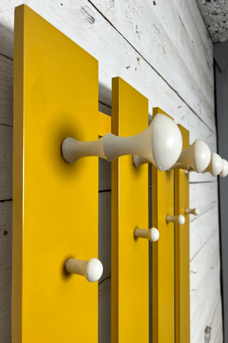 Porte-manteau vintage jaune
