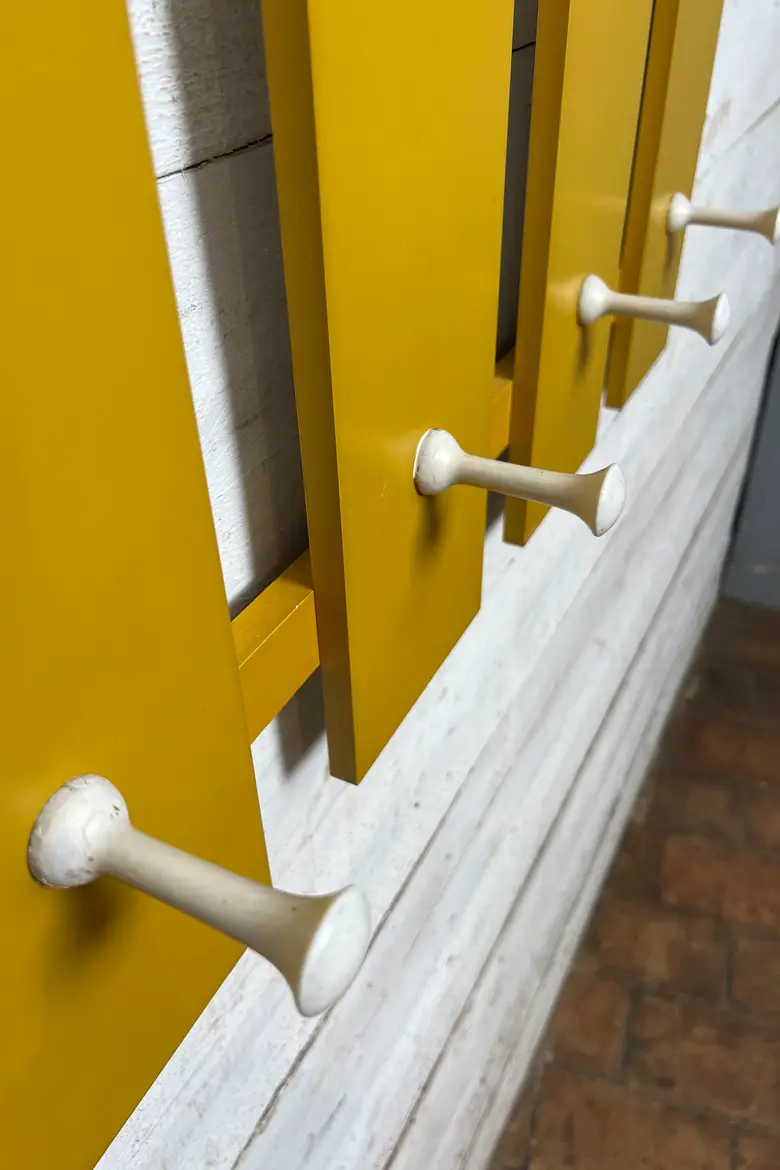 Porte-manteau vintage jaune