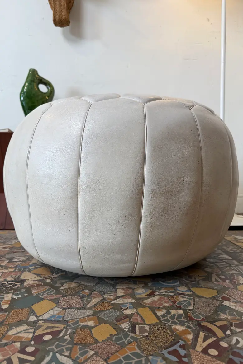 Pouf ballon en cuir blanc – années 80