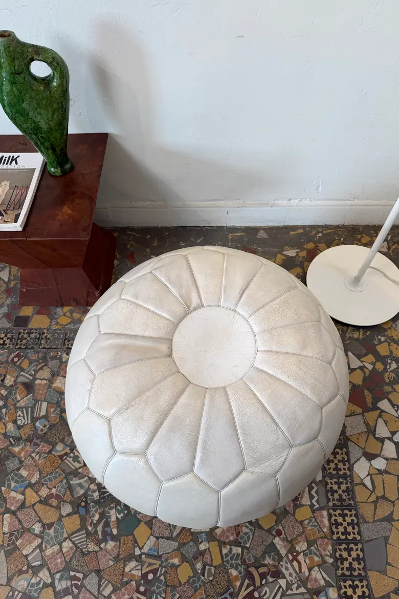 Pouf ballon en cuir blanc – années 80