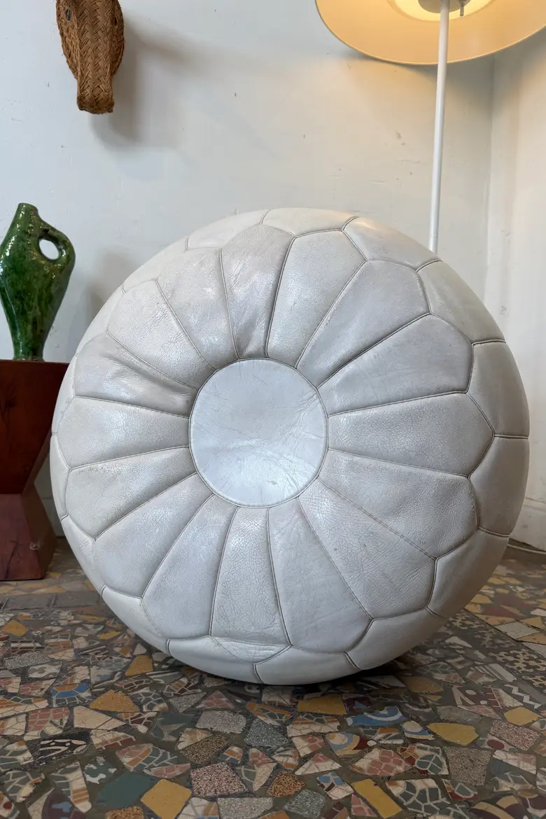 Pouf ballon en cuir blanc – années 80