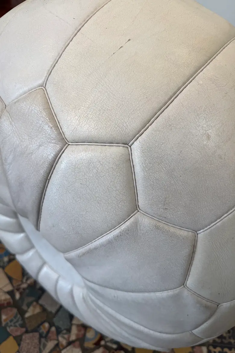 Pouf ballon en cuir blanc – années 80