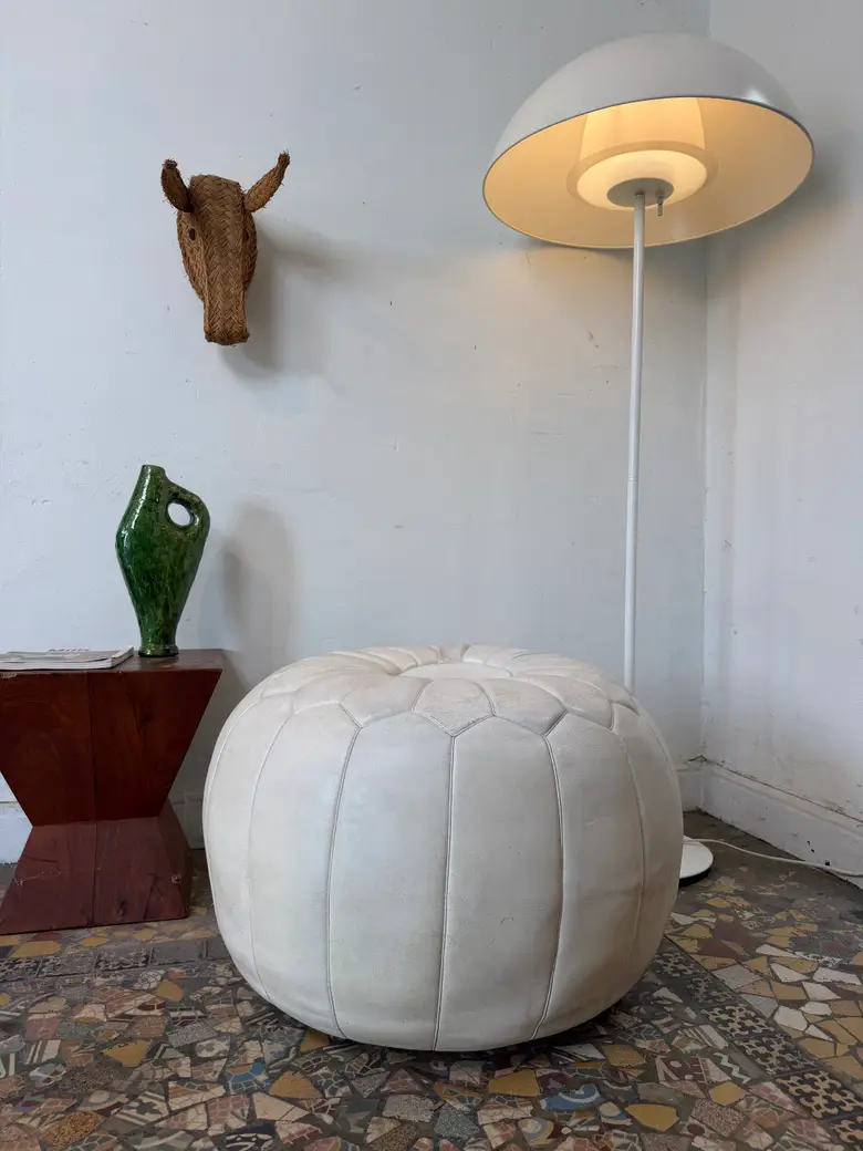 Pouf ballon en cuir blanc – années 80