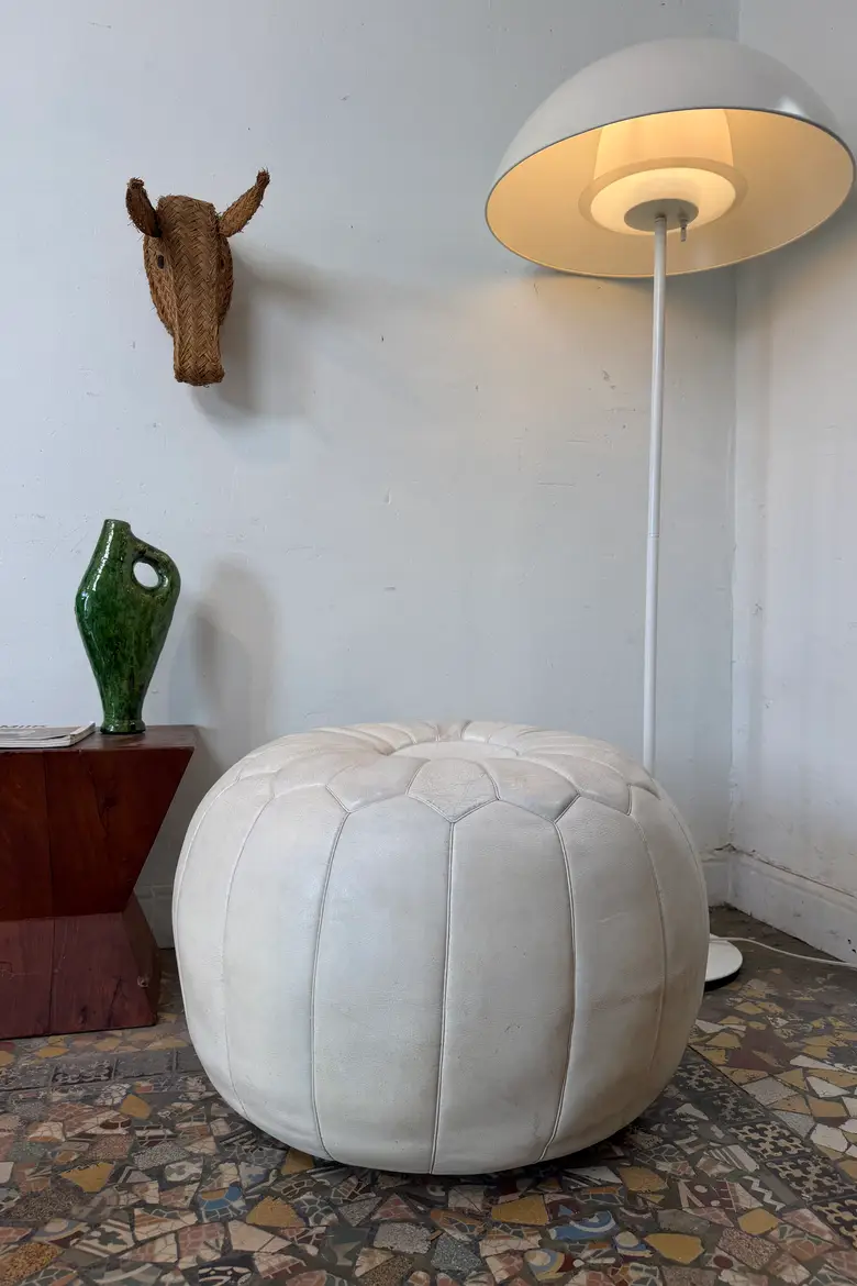 Pouf ballon en cuir blanc – années 80