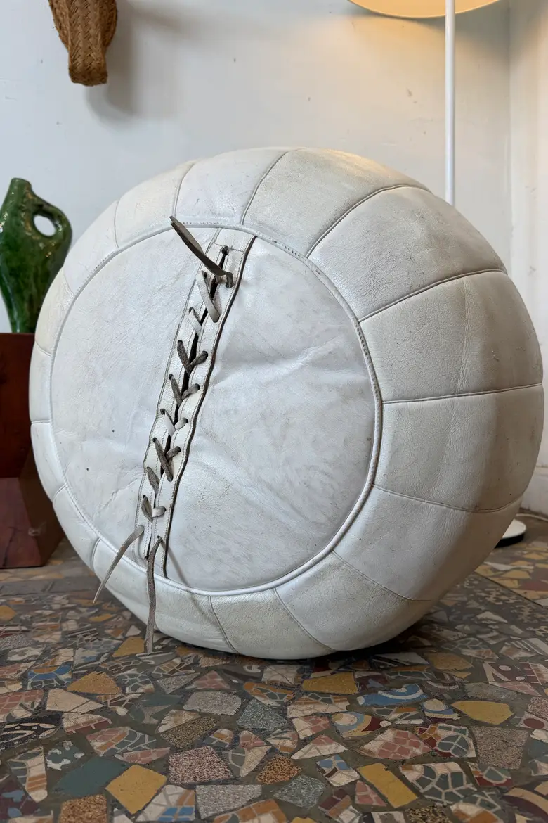 Pouf ballon en cuir blanc – années 80