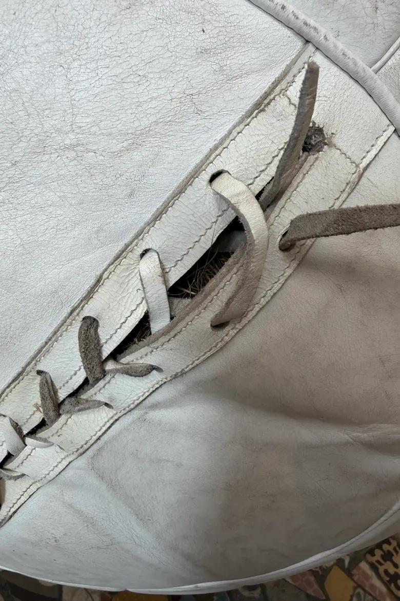 Pouf ballon en cuir blanc – années 80