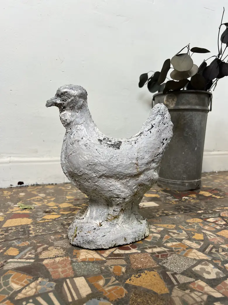 Poule décorative en béton – années 80