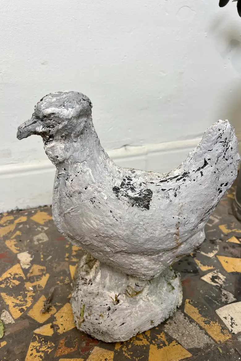 Poule décorative en béton – années 80