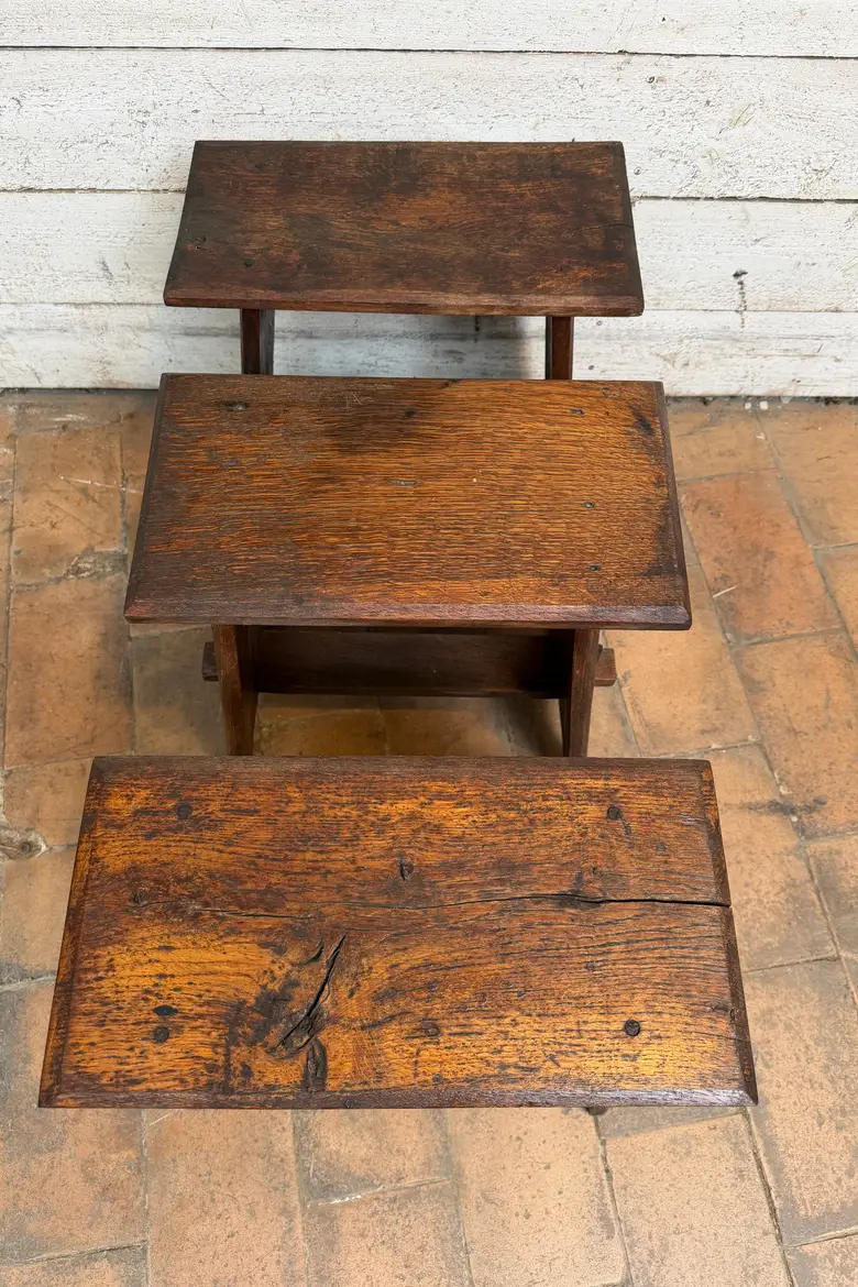 Série de 3 tabourets en chêne — Série de 3 tabourets en chêne