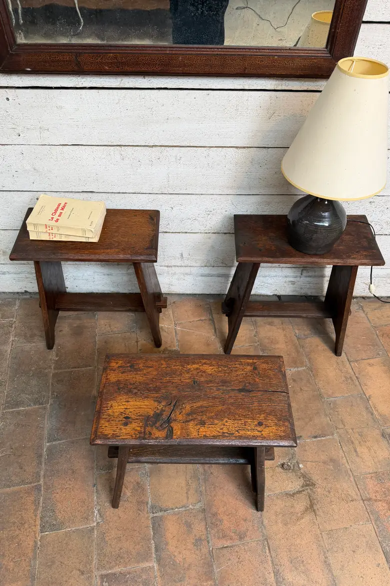 Série de 3 tabourets en chêne — Série de 3 tabourets en chêne