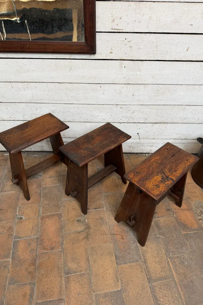Série de 3 tabourets en chêne — Série de 3 tabourets en chêne