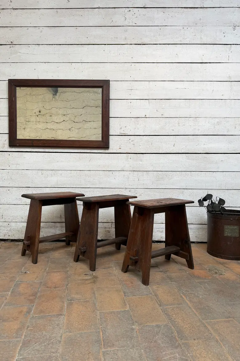 Série de 3 tabourets en chêne — Série de 3 tabourets en chêne