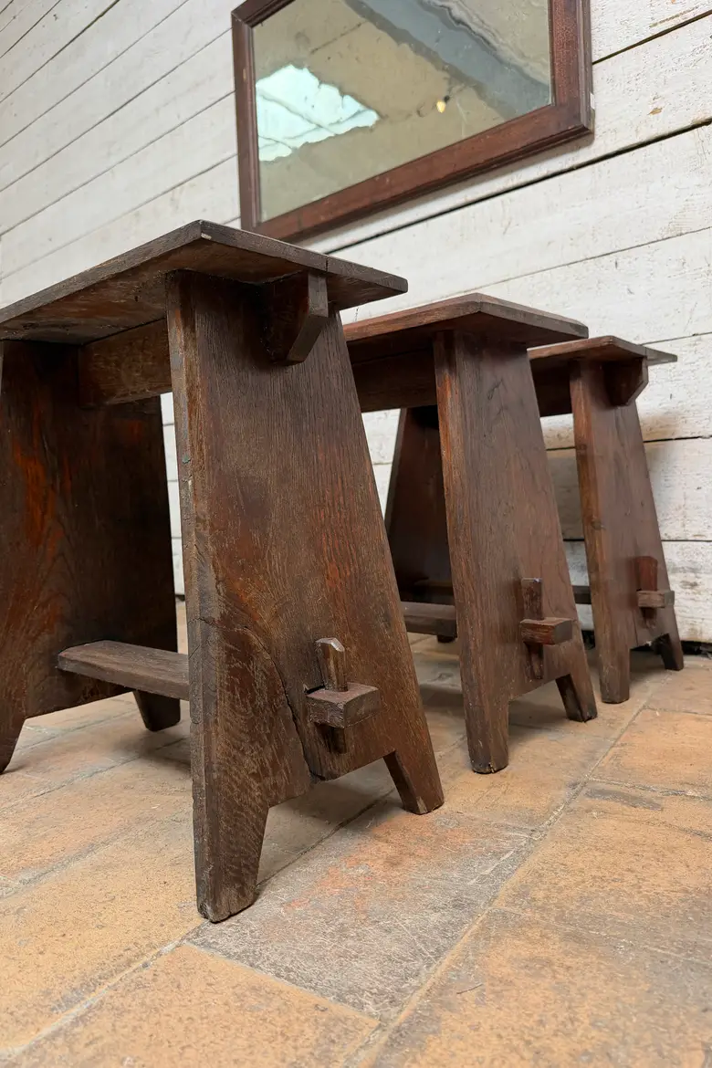 Série de 3 tabourets en chêne — Série de 3 tabourets en chêne