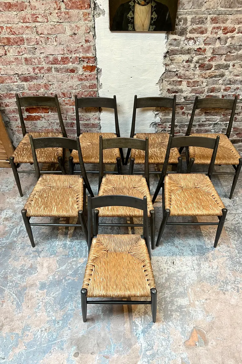 Série de 8 chaises vintage en bois dans le goût de Gio Ponti