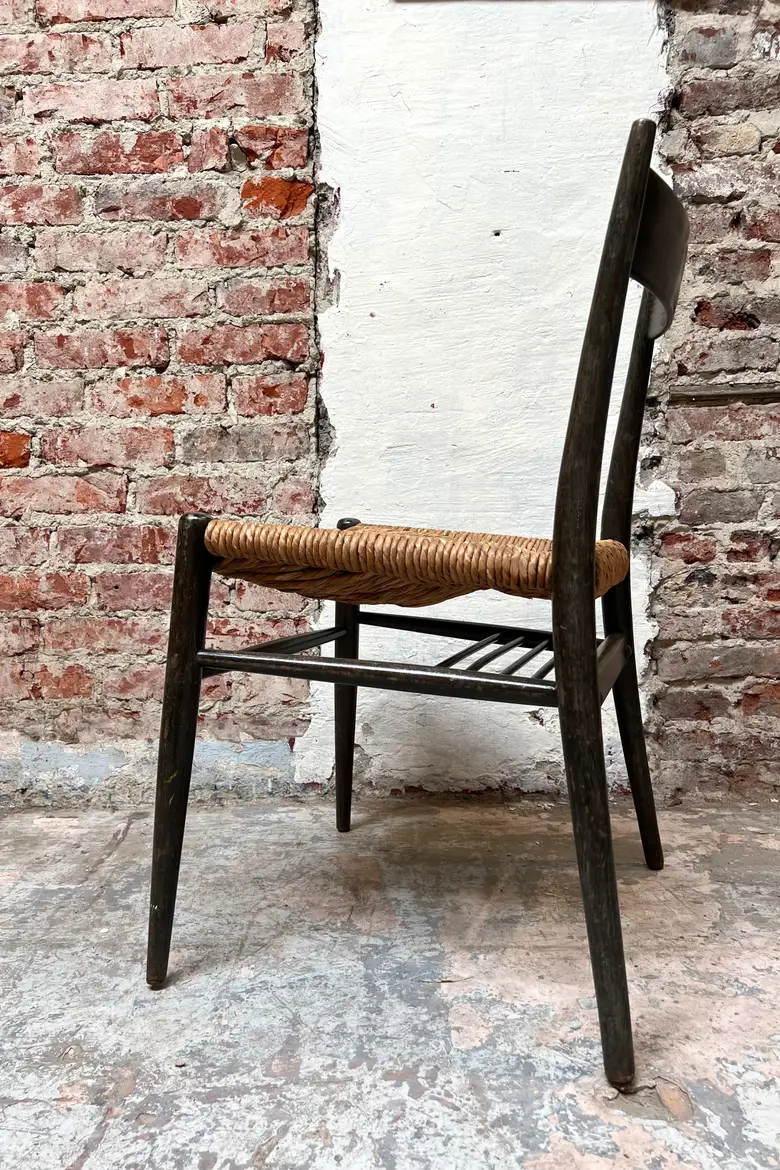 Série de 8 chaises vintage en bois dans le goût de Gio Ponti
