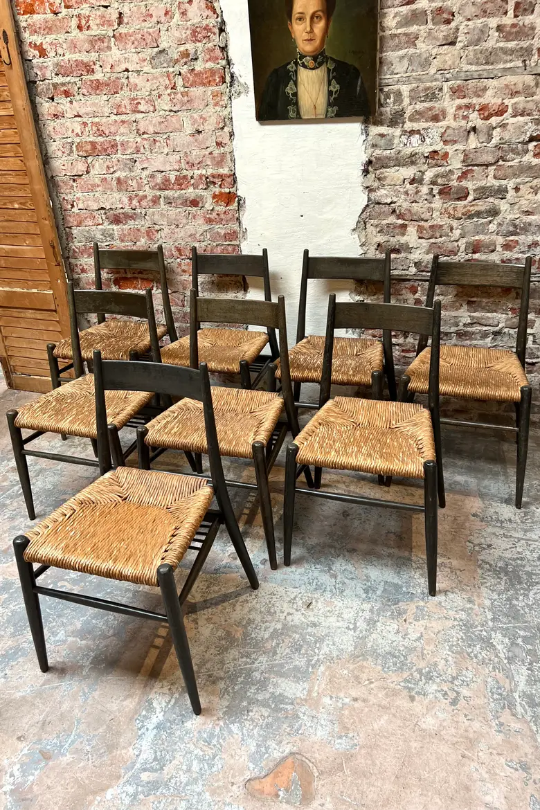 Série de 8 chaises vintage en bois dans le goût de Gio Ponti