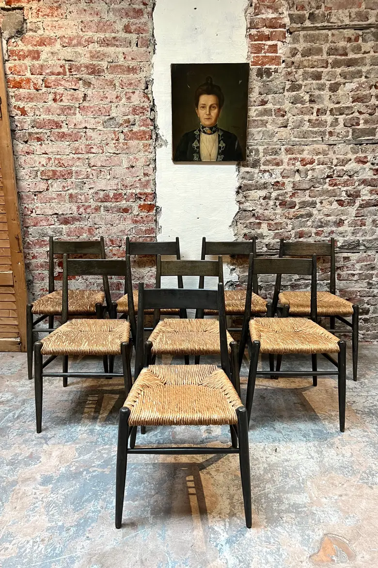 Série de 8 chaises vintage en bois dans le goût de Gio Ponti