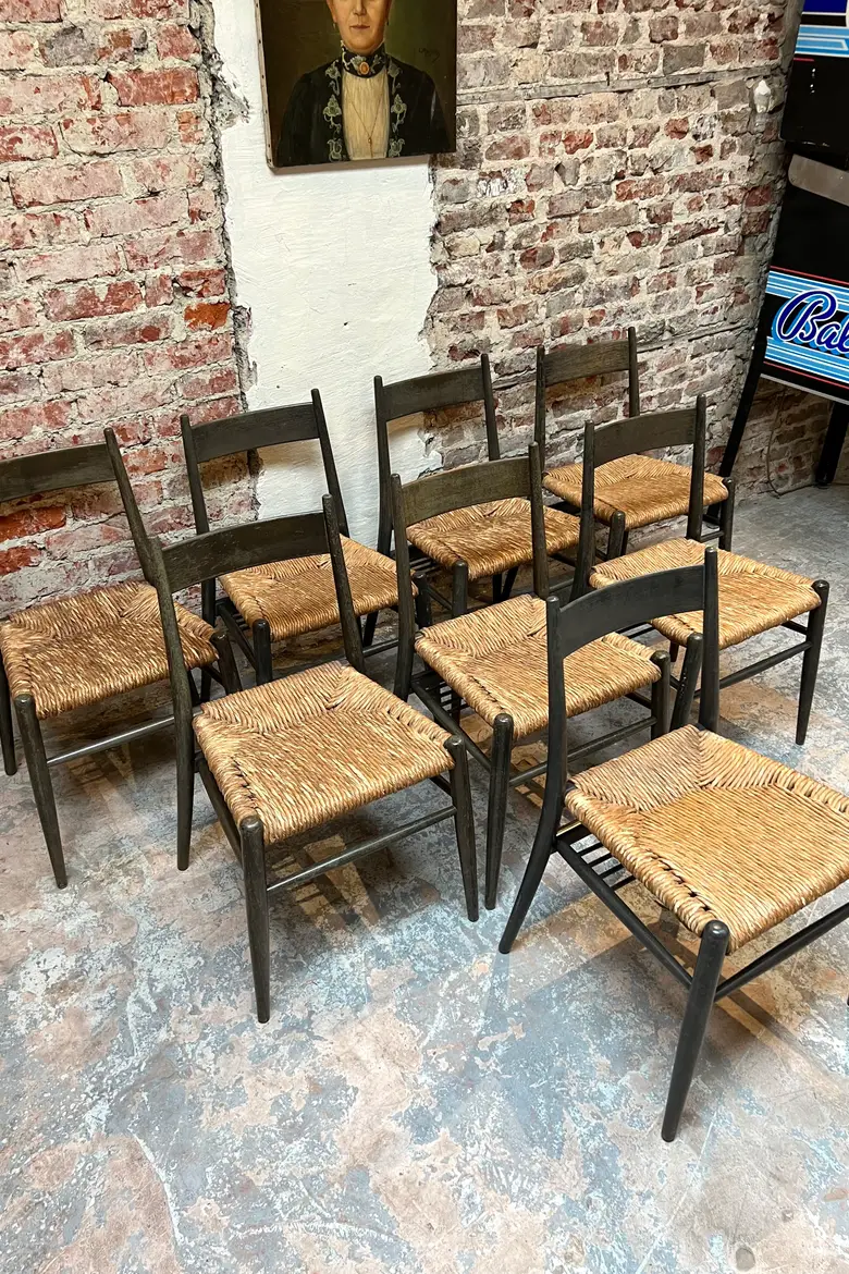 Série de 8 chaises vintage en bois dans le goût de Gio Ponti