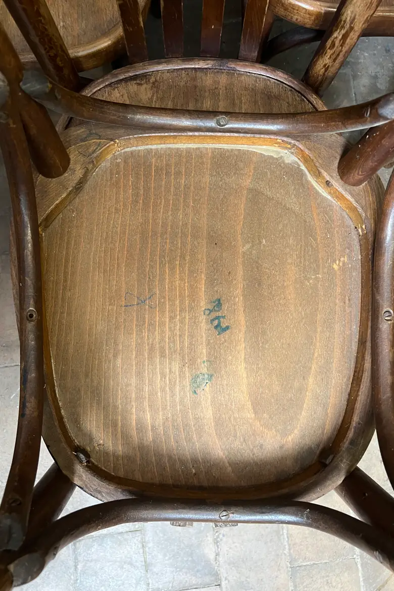 Série de huit chaises bistrot