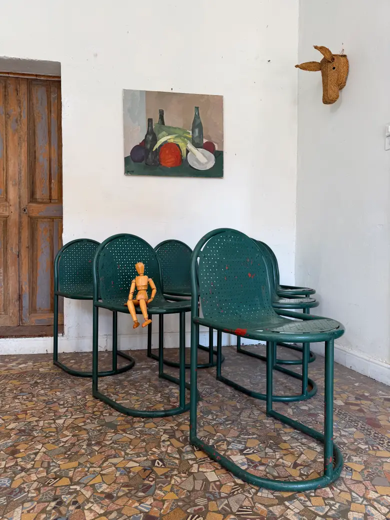 Suite de 6 chaises en métal perforé — dans le goût de René Herbst — Suite de 6 chaises en métal perforé — dans le goût de René Herbst