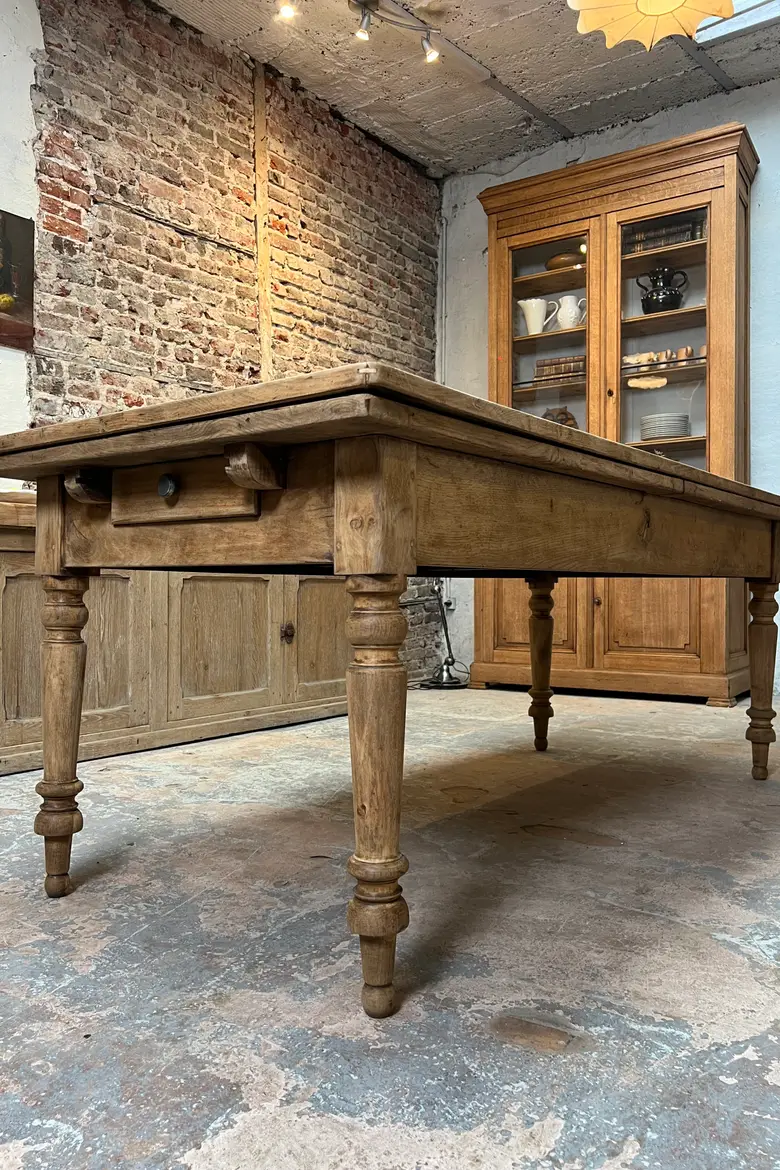 Table à rallonges en chêne et frêne