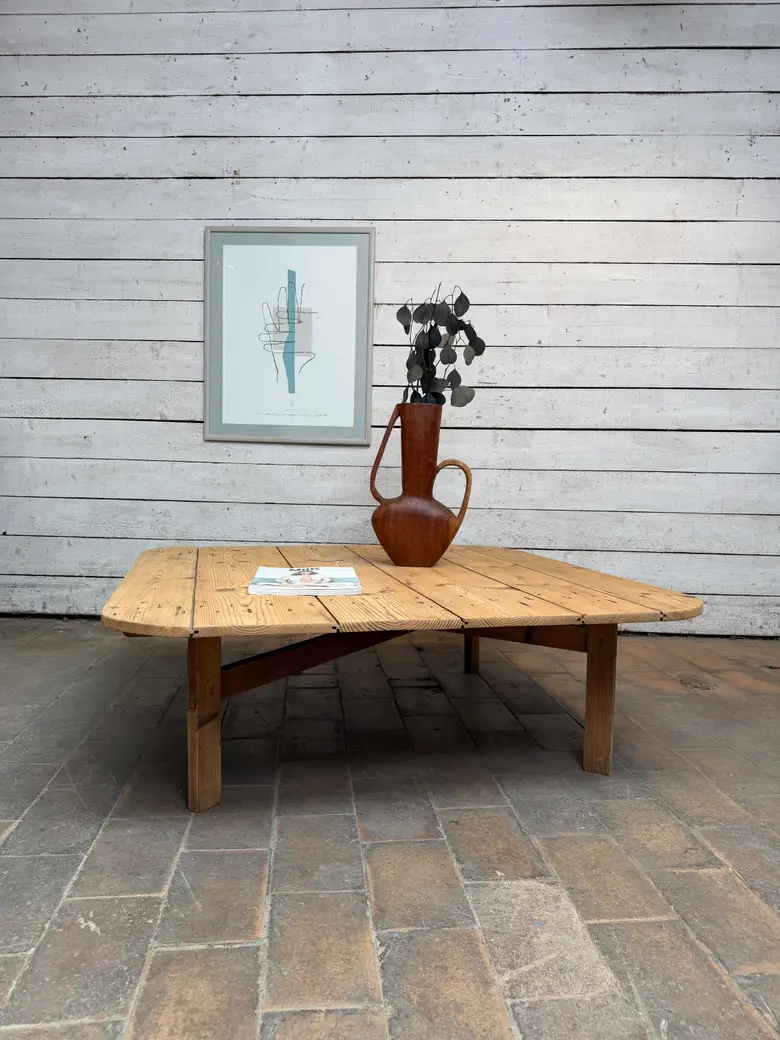 Table basse ancienne en sapin — Table basse ancienne en sapin