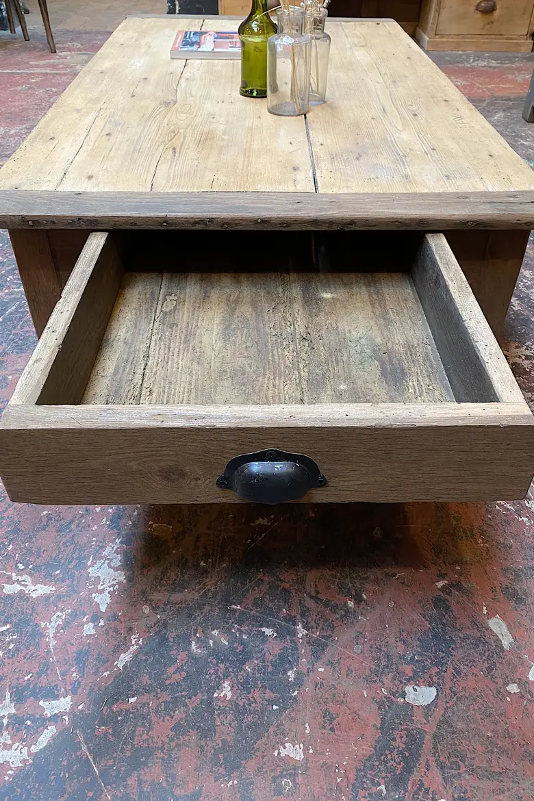 Table basse en bois Début XXème