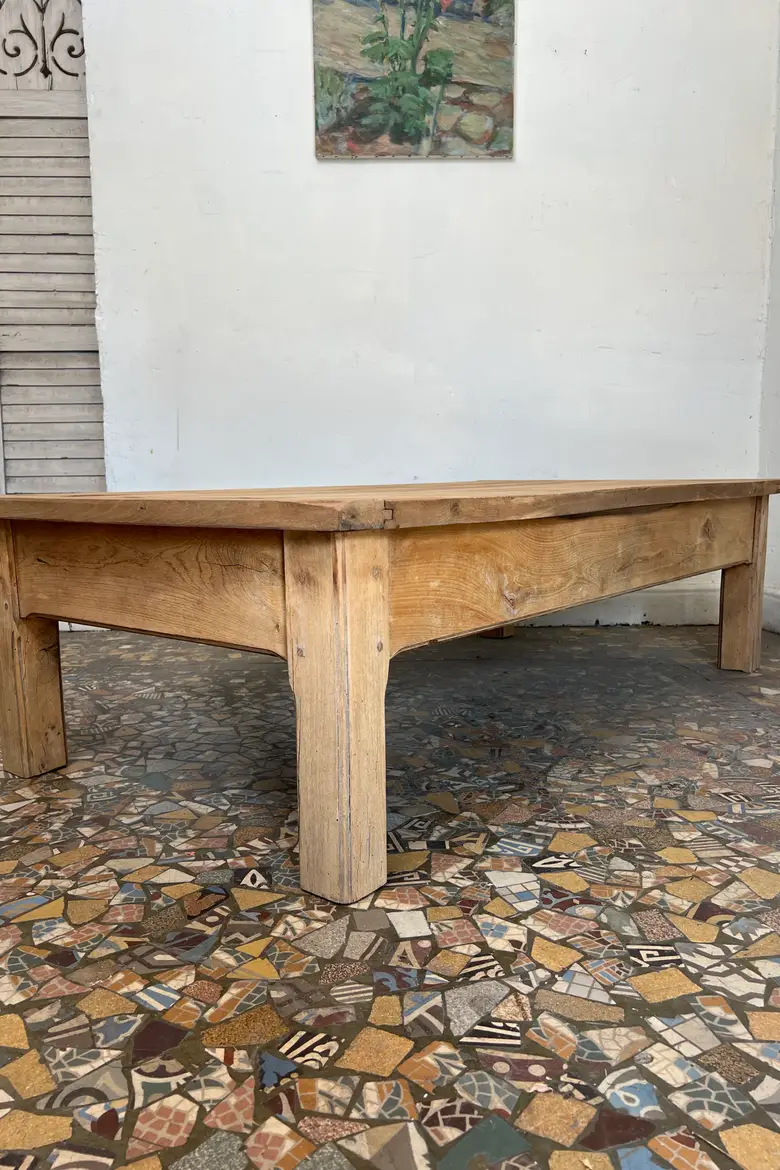 Table basse en hêtre - XXe siècle