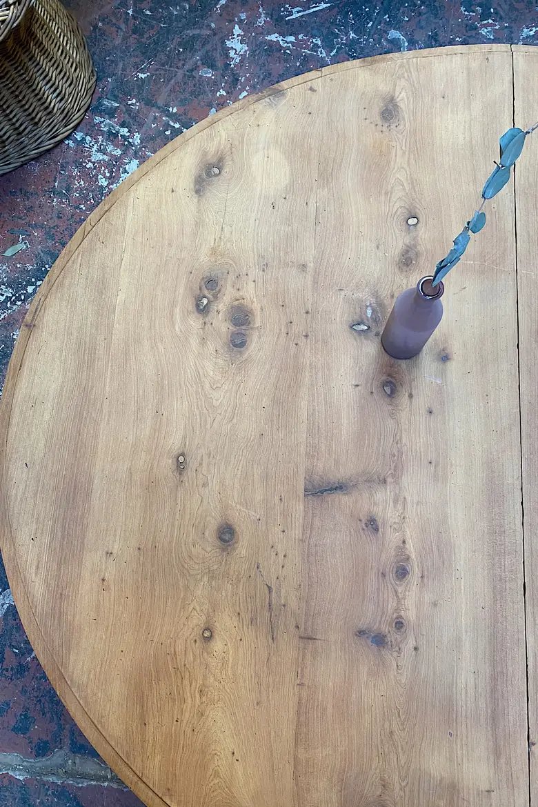 Table basse en loupe de merisier Début XXème