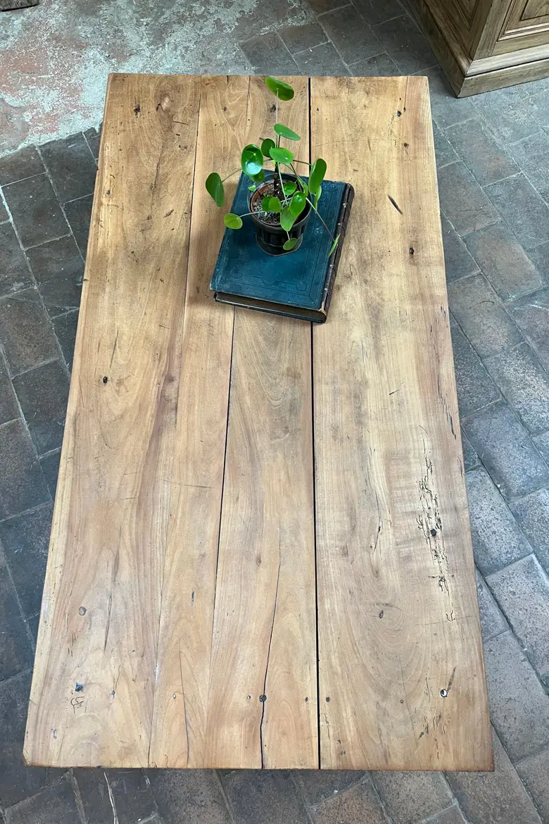 Table basse en merisier Début XXème