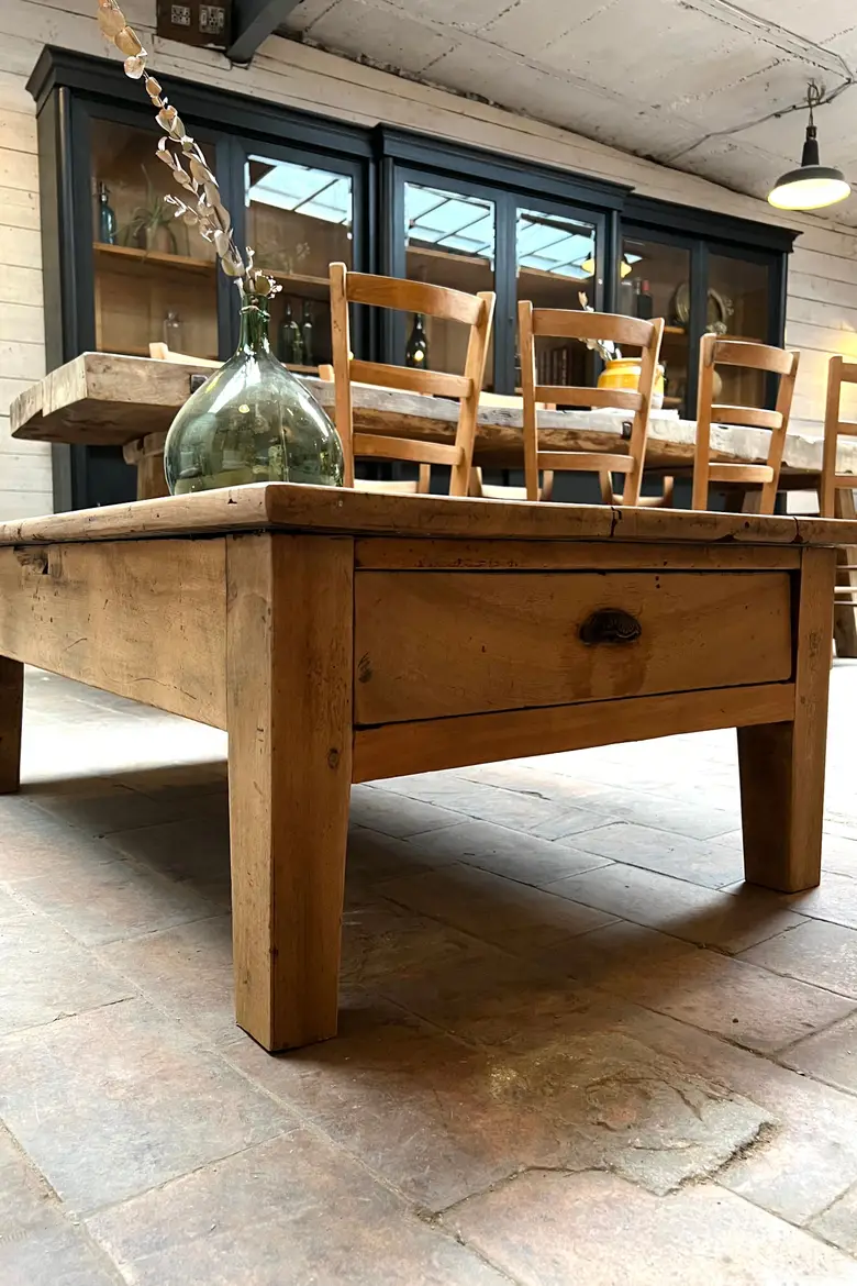 Table basse en noyer Début XXème