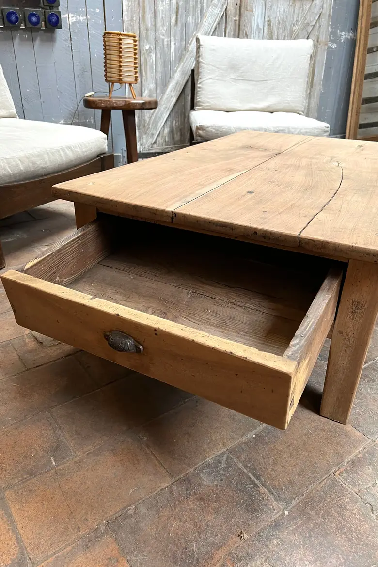 Table basse en noyer Début XXème